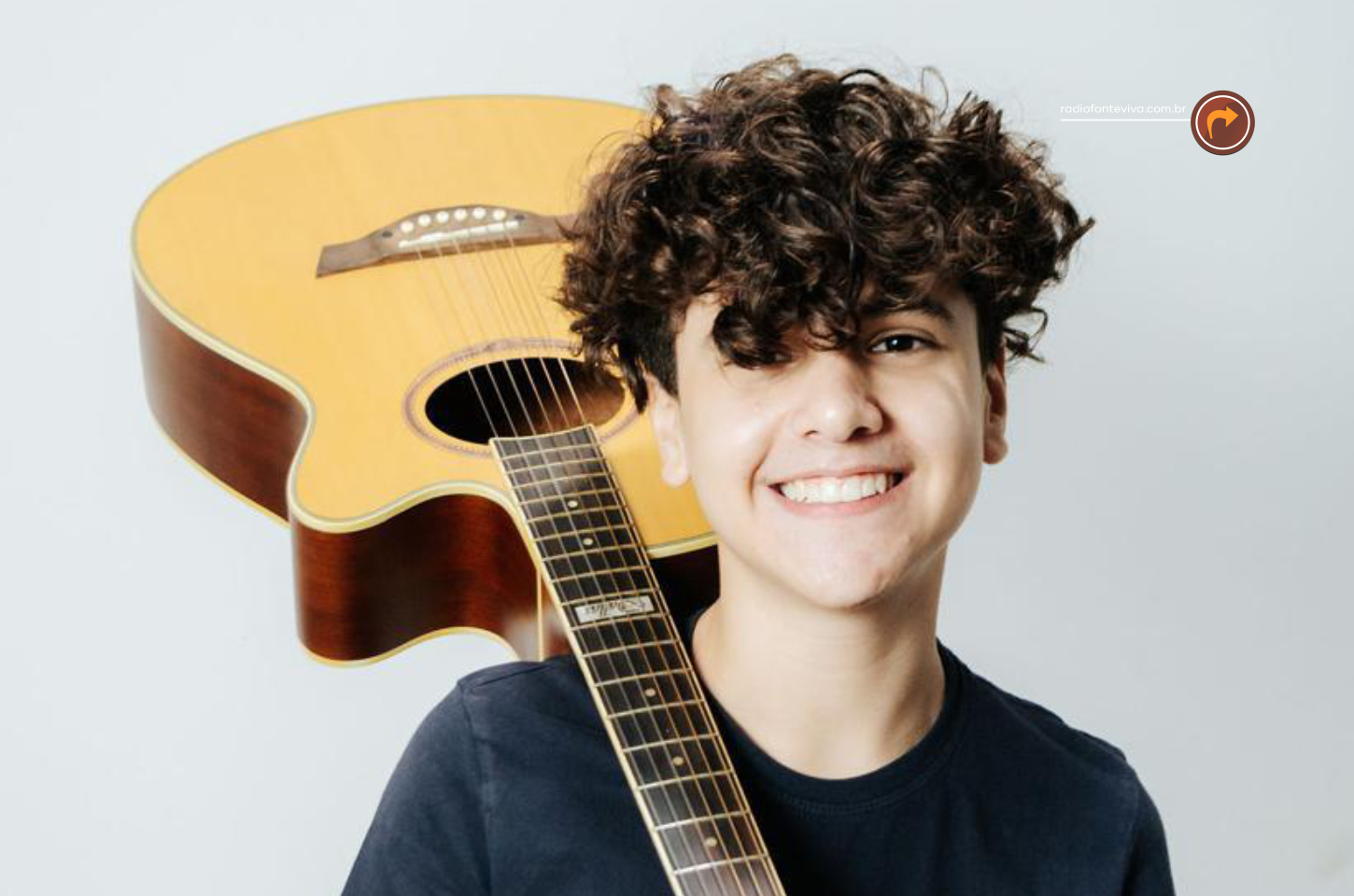 Com violeiro e sanfoneiro, a oração cantada de Rafa Couto na canção “Tudo Em Todos”  ⫺