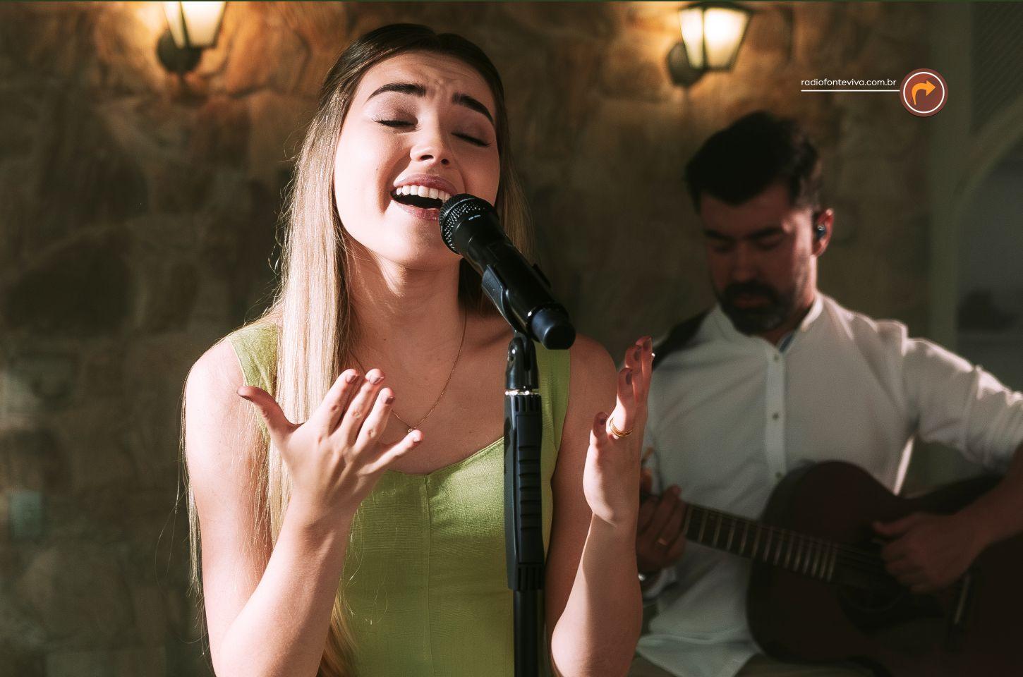 Esther Durán, filha de Chris Durán, estreia seu primeiro projeto  ⫺