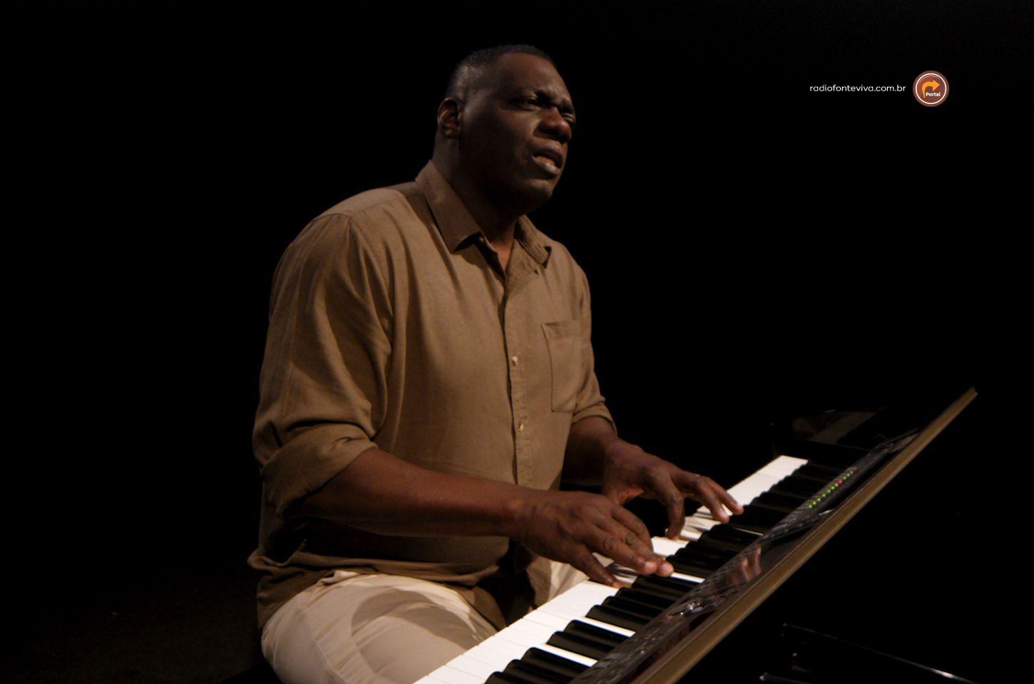 Charles Martins interpreta a canção autoral “Final Feliz”  ⫺