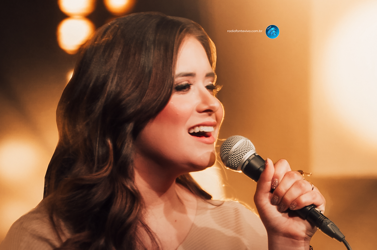 Aline Tavares interpreta seu mais recente lançamento: “O Fogo Não Apaga Mais”