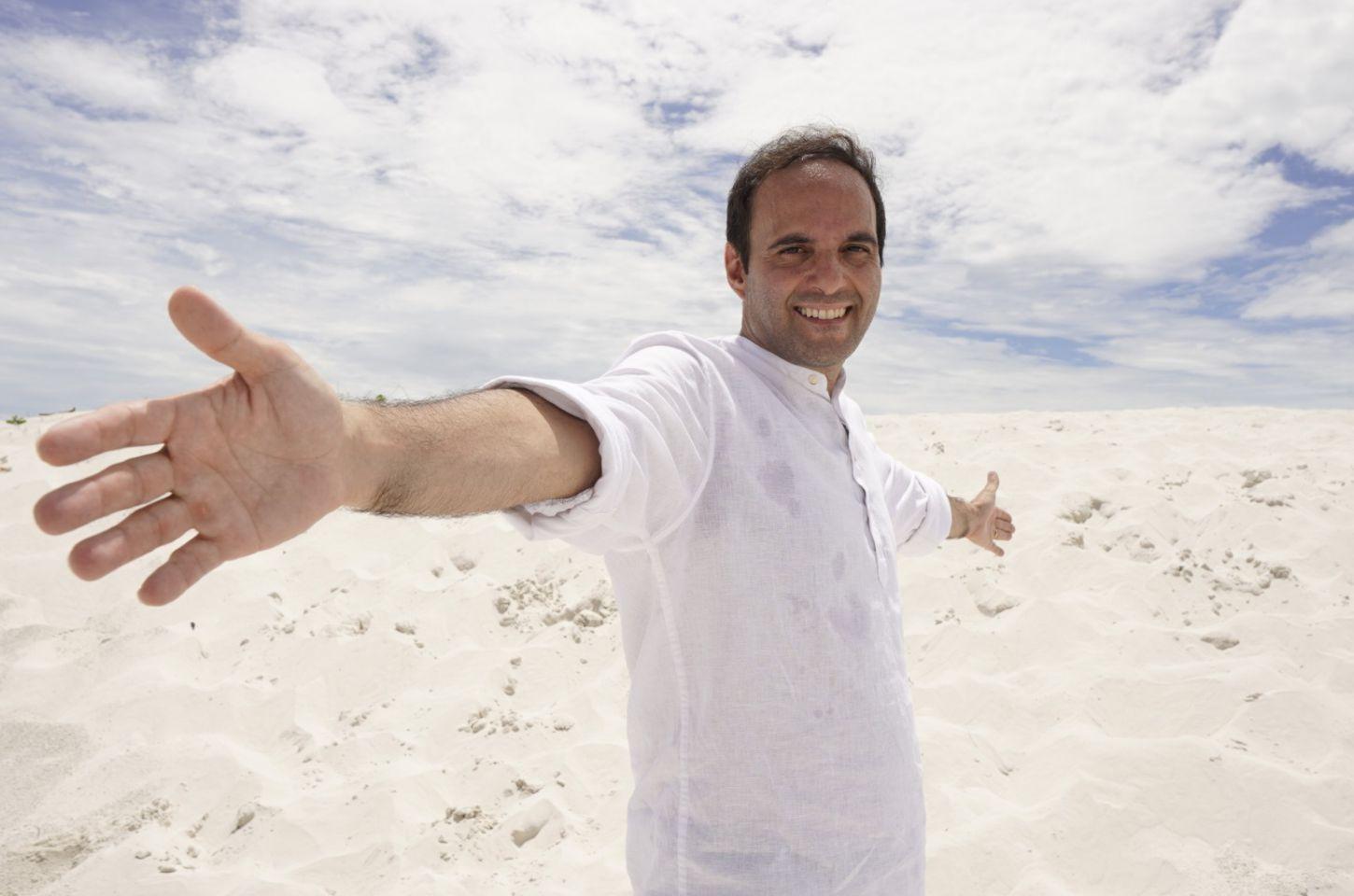 Edu Silvera lança “Vou Confiar” e apresenta clipe cinematográfico gravado no litoral do Rio de Janeiro