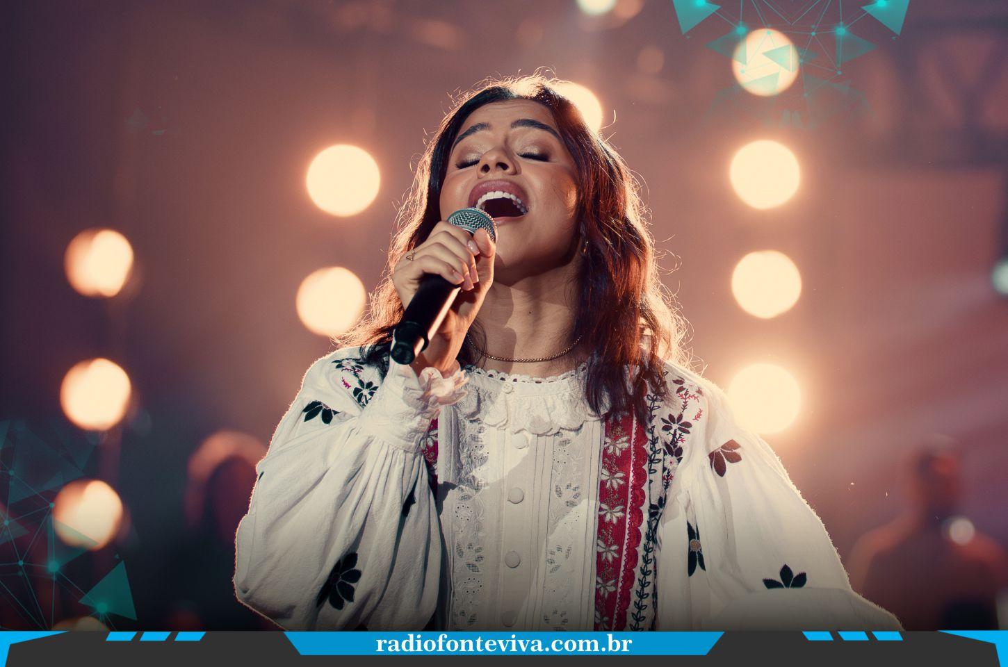 Julia Vitória lança louvor sobre o sacrifício de Cristo na cruz às vésperas da Páscoa