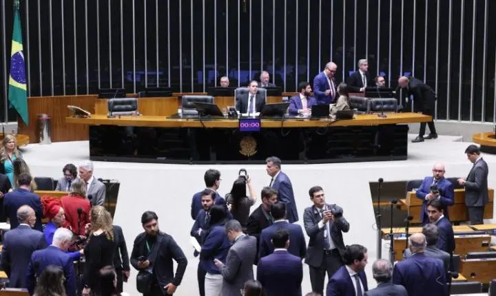 Câmara adia para esta quinta-feira votação de fim da 