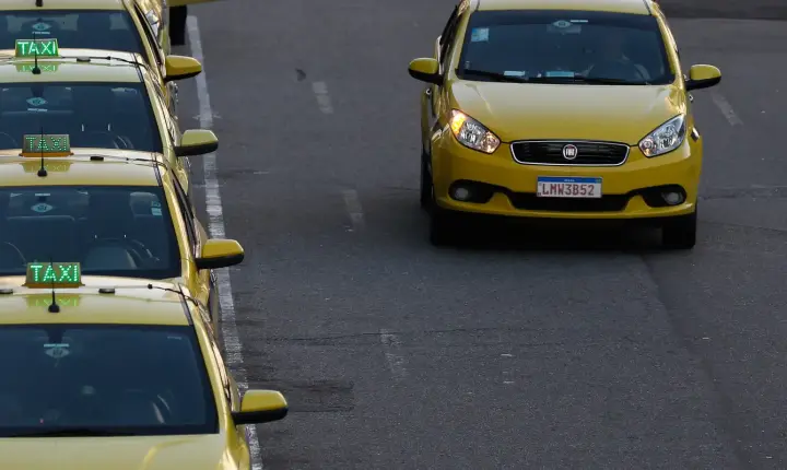Governo publica MP que destina R$ 30 bi a taxistas e motoristas de app