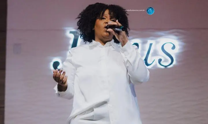Kezia Roberta, prima de Xande de Pilares, apresenta o EP ao vivo “Vaso Imperfeito”
