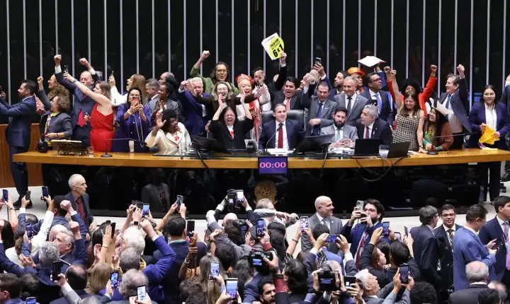 Saiba como votaram os deputados na PEC que acaba com a escala 6x1
